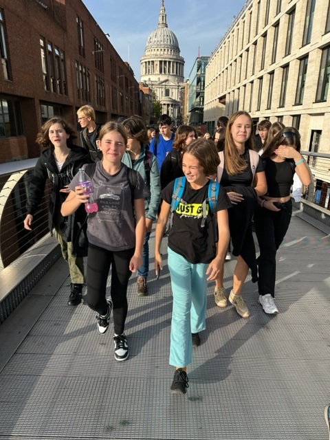 Londýn - naši žáci na Millenium Bridge