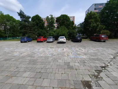 Když školní dvůr promluví: Osmáci vyzkoušeli umělecký aktivismus křídou