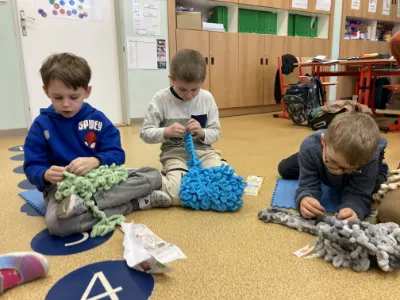 Pletení šály ve 2.C