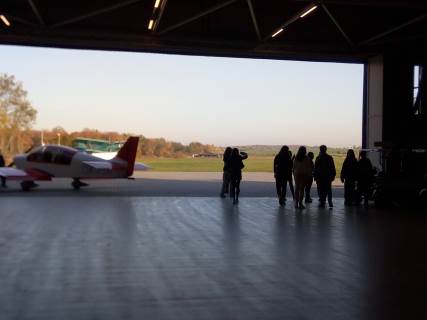 Jedno letadlo si dívky zkusily vytlačit z hangáru